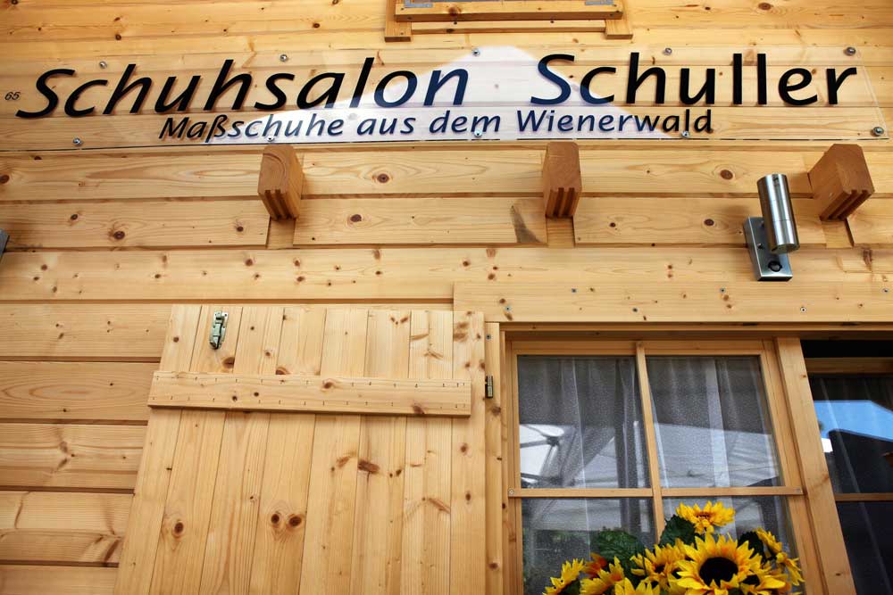 Schuhsalon Schuller in Königsstetten in Niederösterreich bei der Eröffnungsfeier des neuen Geschäftes