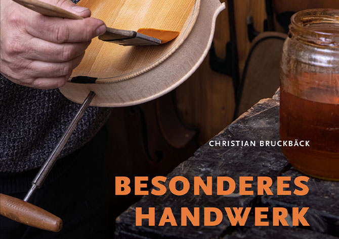 Schuhmacher Kurt Schuller im Buch über besonders HAndwerk in Niederösterreich.